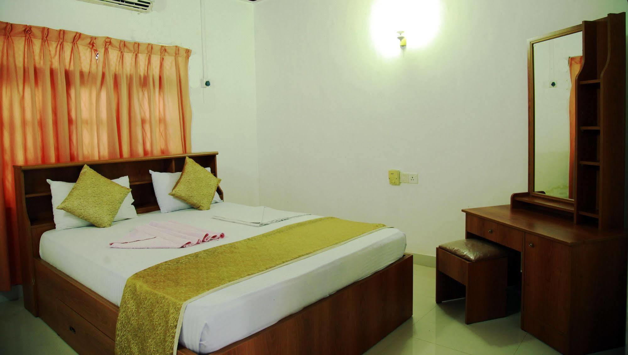 Hotel Cottage Tourist Rest Ponnarankulama Exterior foto